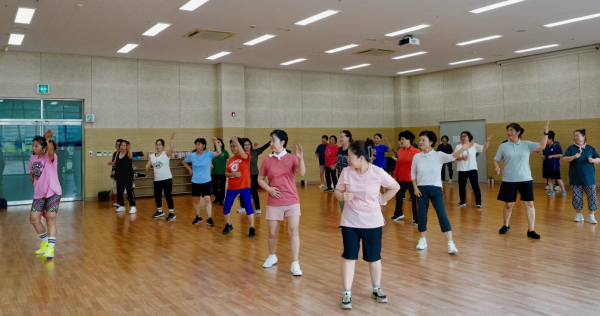 소비자생활협동조합은 매주 화요일 교내 실내체육관에서 미화원, 조리원 등을 대상으로 ‘건강댄스 프로그램’을 진행한다. 7월 1일 건강댄스 사진