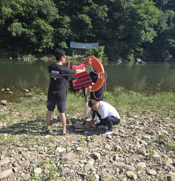 놀이 안전요원들이 구명조끼 등을 설치 및 점검하고 있는 모습
