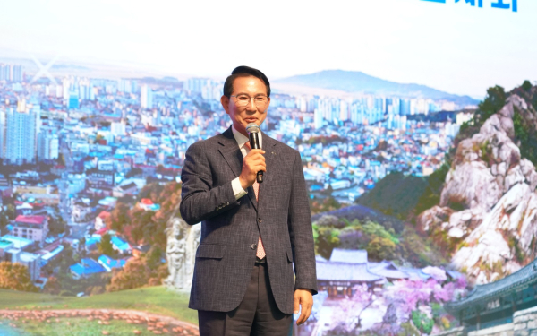 이완섭 서산시장이 2일 서산시 문화회관에서 대화하는 모습