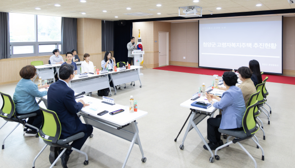 조국혁신당 정춘생 국회의원, 김돈곤 청양군수가 고령자복지주택의 추진현황에 대한 설명을 듣는 모습
