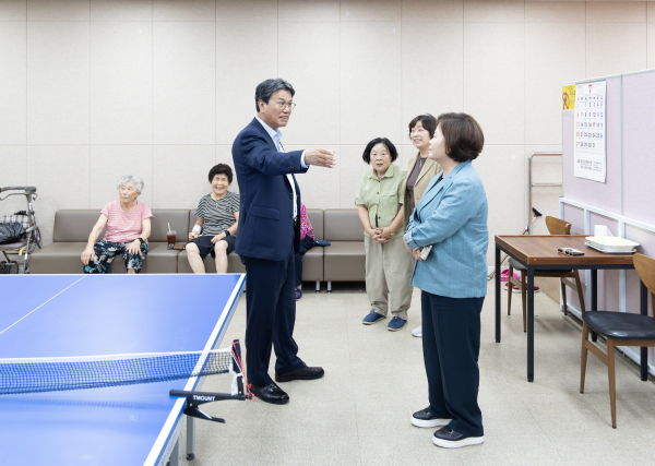 고령자복지주택 내부를 둘러보는 모습