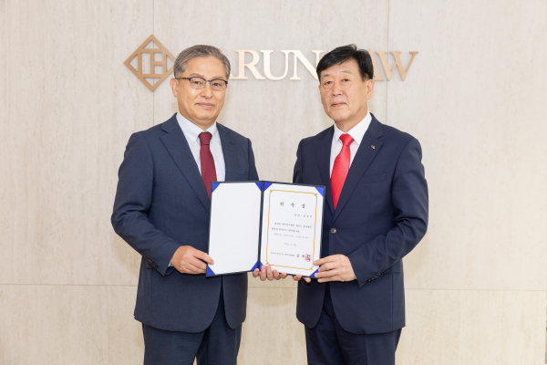 송재섭 서부발전 상임감사위원(오른쪽)이 정동민 변호사에게 위촉장을 전달하는 모습