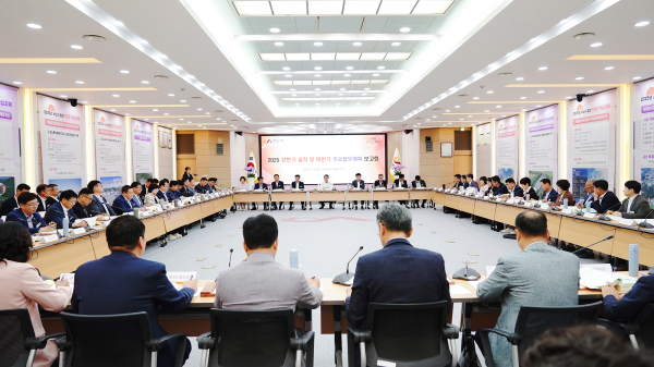 4일, 시청 대회의실에서 열린 2025년 상반기 실적 및 하반기 주요업무계획 보고회 개최 모습