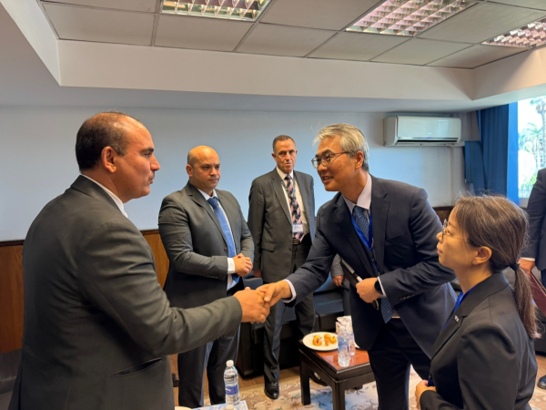 지난 6일 양제현 주 대한민국 이집트 대사관 참사관과 김진영 KOICA 이집트 현지사무소장이 이집트 고위급 참석자와 컨퍼런스 시작 전 대화를 나누고 있다