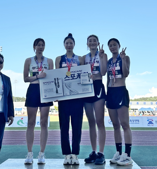 시상대에 올라선 청양군청 육상팀 선수