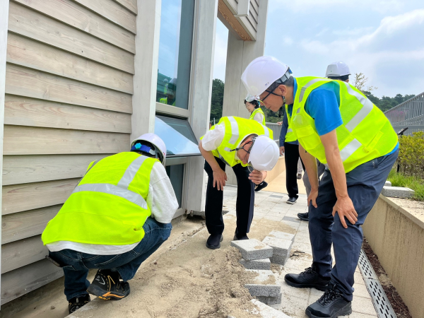 한국산림복지진흥원장(가운데)이 산림복지종합교육센터 내 폭염과 호우 대비 위험요인을 점검하고 있다.
