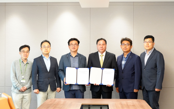 HScan 솔루션 계약 체결식에서 김용석 건양대학교병원 의료정보원장(왼쪽 세번째), 김종엽 의생명연구원장(왼쪽 두번째)과 김기풍 헬스허브 대표이사(왼쪽 네번째)가 기념촬영