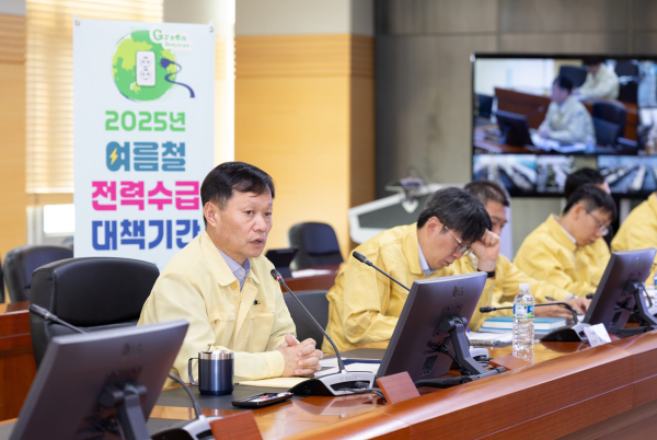 8일 충남 태안 본사에서 ‘여름철 전력 수급 안정 대책 화상회의’를 진행했다. 사진은 이정복 서부발전 사장(왼쪽 첫 번째)이 회의를 주재하는 모습