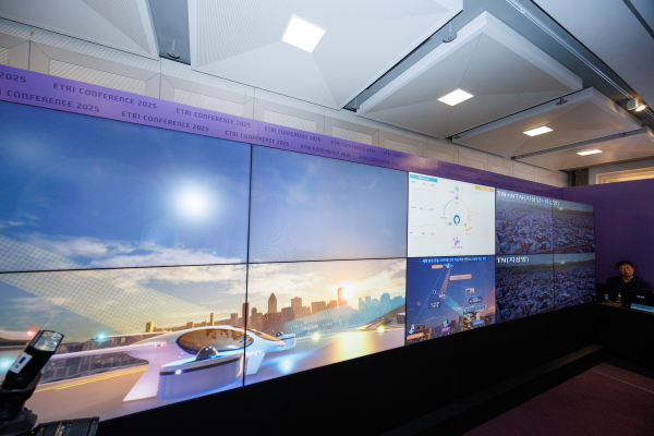 ETRI 연구진이 지난 ETRI 컨퍼런스 2025 전시장에서 지상-위성 통합 6G 초공간 통신 기술을 시연하는 모습