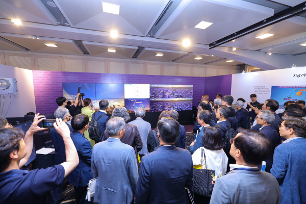 지난 ETRI 컨퍼런스 2025 전시장에서 관람객들이 지상-위성 통합 6G 초공간 통신 기술 시연을 관람하는 모습