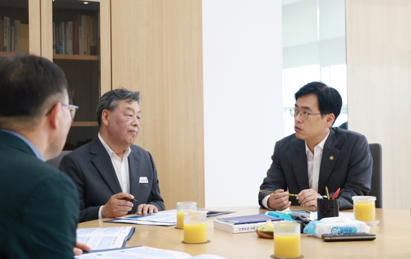 지난 7일 행정안전부를 방문한 가세로 군수가 지역현안 해결 건의 모습.