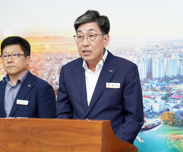 최신득 서산시 환경녹지국장이 9일 시청 브리핑룸에서 기자회견을 열고, 도심주변 친환경호수(잠홍저수지) 조성 사업 진행 상황을 설명했다.