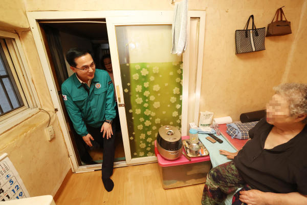박희조 동구청장이 대전역 인근 쪽방촌을 찾아 어르신의 건강 상태를 살피고 있다