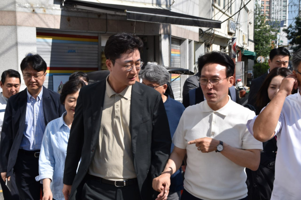 김민석 국무총리가 9일 더불어민주당 장철민 국회의원과 대전 동구 쪽방촌을 방문했다. <br>