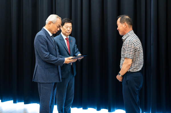 애터미 박한길 회장, 사랑의 열매 김병준 회장이 유가족에게 감사패를 전달하고 있다