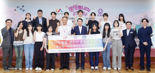 10일, 시청 중회의실에서 열린 덴리시 중학생 방문단 환영식 단체사진