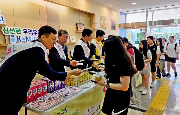 정해웅본부장(왼쪽에서 첫번째)이 학생들에게 아침밥을 나누어 주고 있다.