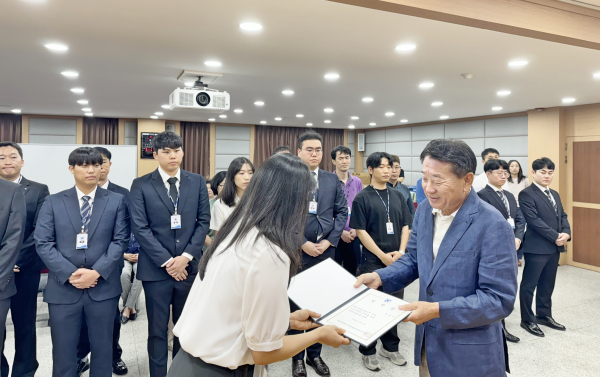 상반기 신입직원 임명장을 전달하는 이상태 이사장