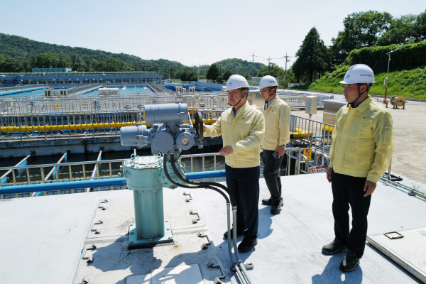 10일 윤석대 한국수자원공사 사장(사진 맨 왼쪽)이 충청남도 부여시 소재 석성정수장의 시설 관리자들과 함께 정수장 설비를 점검하고 있다.