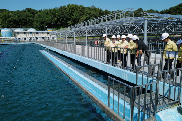 10일 윤석대 한국수자원공사 사장이 충청남도 부여시 소재 석성정수장의 시설 관리자들과 함께 정수장 설비를 점검하고 있다.