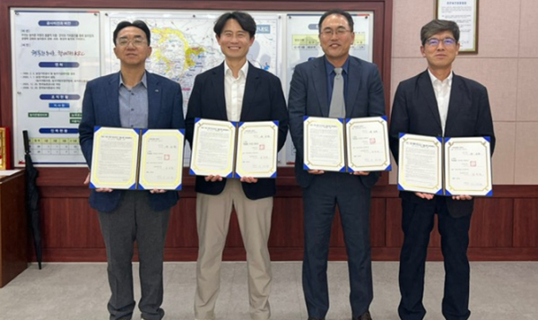 “저수지 하류 노후제방 보강공법” 시범적용을 위한 기술교류 업무협약 체결식 단체사진