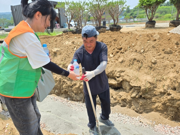 아산시 자율방재단 공사 현장 얼음물 배부 및 온열질환 예방법 홍보
