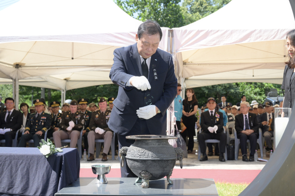 ‘제17회 개미고개 6·25 격전지 추모제’ 에서 분향하는 최민호 시장