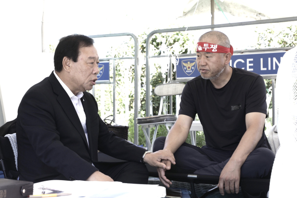 12일 국회 정문 앞 해수부 이전 반대 단식농성 현장 방문, 왼쪽 최민호 세종시장, 오른쪽 윤병철 해수부 노조위원장