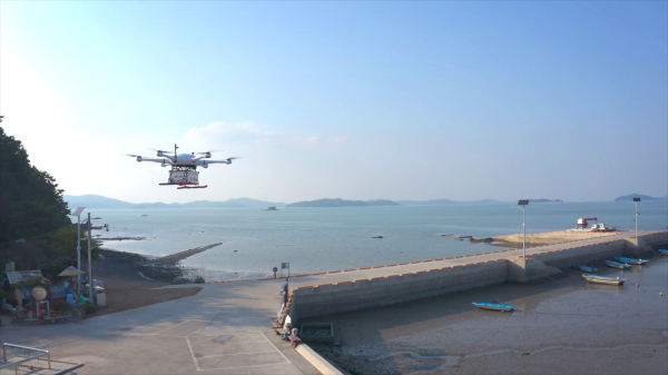 중왕항 배송 거점에서 드론이 배달점으로 출발하는 모습