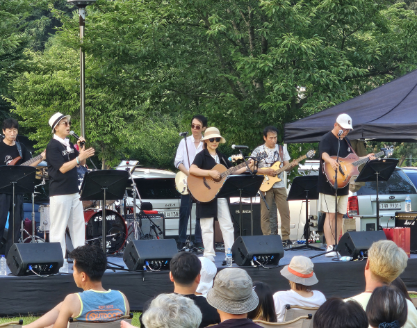 버스킹 공연을 하는 모습