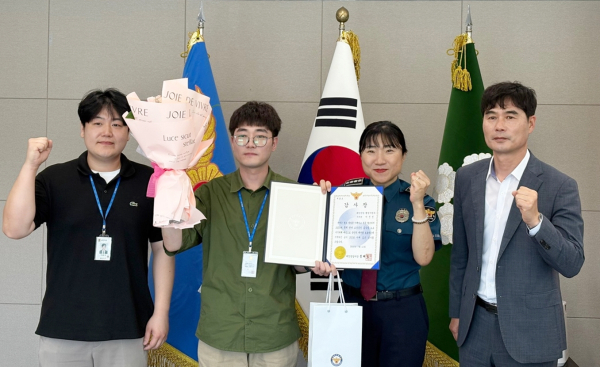 지난 11일 태안경찰서에서 진행된 감사장 수여식 모습(사진 왼쪽에서 두 번째 이진선 주무관, 세 번째 정혜심 태안경찰서장).