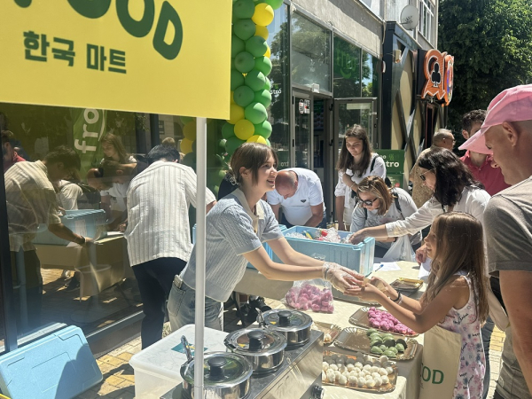 안테나숍 시식행사에 참여하는 유럽 현지 소비자