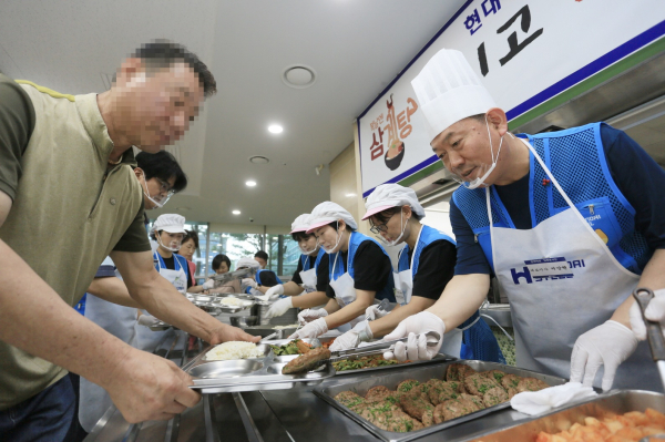 16일 당진시노인복지관 경로식당에서 대표이사 서강현 사장과  마중물 주부 봉사단이 삼계탕 배식 봉사활동을 실시했다