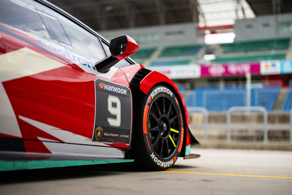 초고성능 레이싱 타이어 벤투스(Ventus)