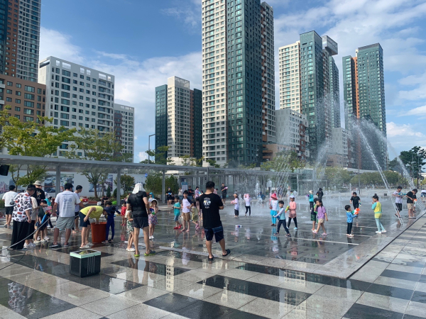 도시상징광장 물놀이형 수경시설 가동 모습