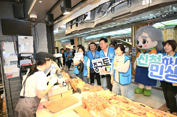 16일, 중앙로 지하상가에서 진행된 ‘민생회복 소비쿠폰, 중구사랑상품권 중구통(通) 신청 캠페인’ 진행 모습