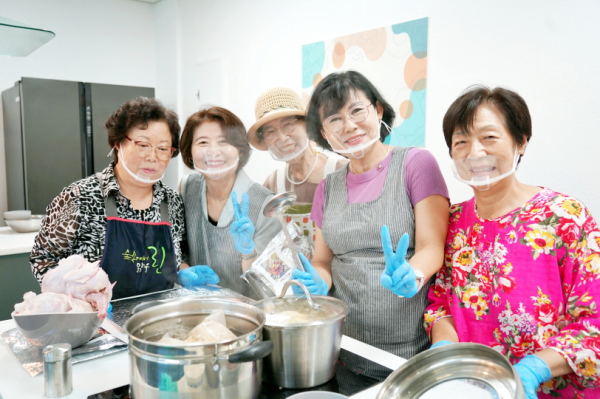 저소득 독거노인을 위한 삼복(三伏) 맞이 삼계탕 지원 행사 모습