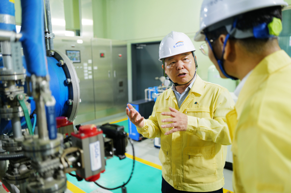 16일 윤석대 한국수자원공사 사장(사진 오른쪽 두 번째)이 경북 고령군 소재 고령 광역정수장의 고도정수처리 시설에서 후오존 설비를 점검하고 있다