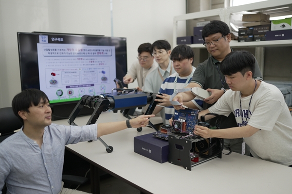 1. ETRI 연구진이 개방형 엣지 AI 반도체 플랫폼 기술을 시연하며 개발 성과를 소개하는 모습