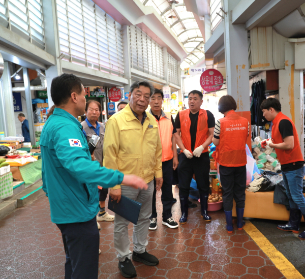 17일 침수피해 현장을 방문해 피해 상황을 점검 중인 가세로 군수(태안 서부시장)