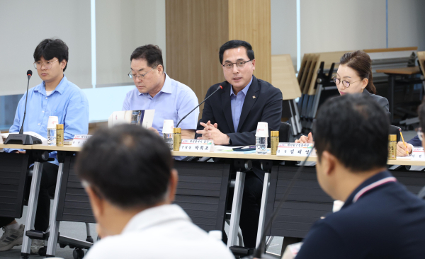 박희조 동구청장이 헤아림 구정참여단 회의에서 참석자들과 대화를 나누고 있다