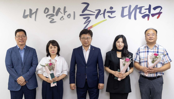 17일, 구청 구민의 사랑방에서 민원응대 우수부서장 시상식을 마친 후 기념 촬영