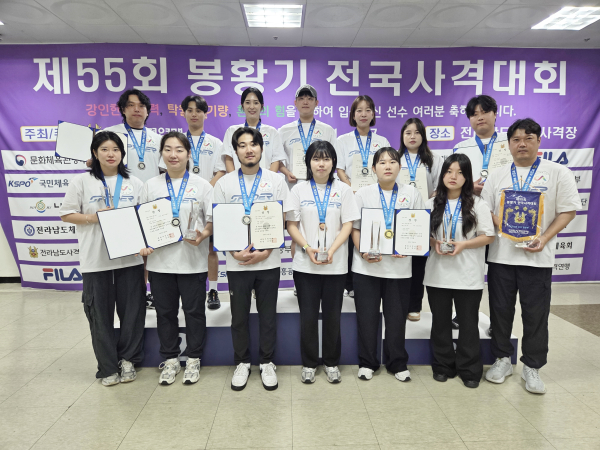 서산시청 사격팀이 지난 17일 전라남도국제사격장에서 열린 제55회 봉황기 전국사격대회에서 메달 획득을 기념하고 있다.