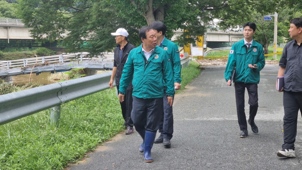 소정면 광암교를 현장 방문한 최민호 시장