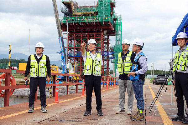 국가철도공단 이성해 이사장, 강릉~제진 철도건설사업 현장점검 모습