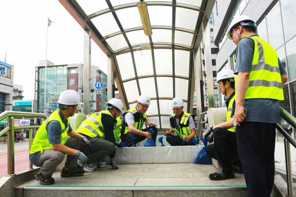 18일, 유등천 인접 용문역 출입구에서 차수판을 설치하며, 현장 상황을 긴급점검했다. [사진의 가운데 왼쪽 대전교통공사 박필우 기술이사]
