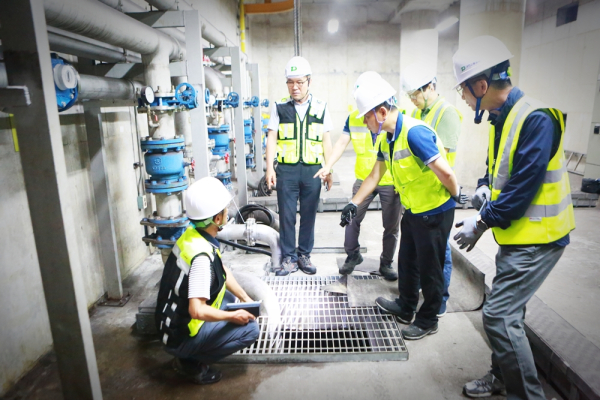 18일, 유등천과 대전천에 인접한 용문역과 중앙로역 배수펌프실에서 현장상황 긴급점검. [사진의 왼쪽에서 두번째 대전교통공사 박필우 기술이사]