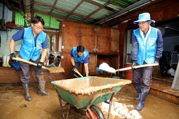 18일 당진시 용연동의 수해 피해를 입은 7가구를 방문해 복구활동을 실시했다.