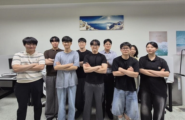 국립한밭대학교 컴퓨터공학과 이상금 교수와 학부생들