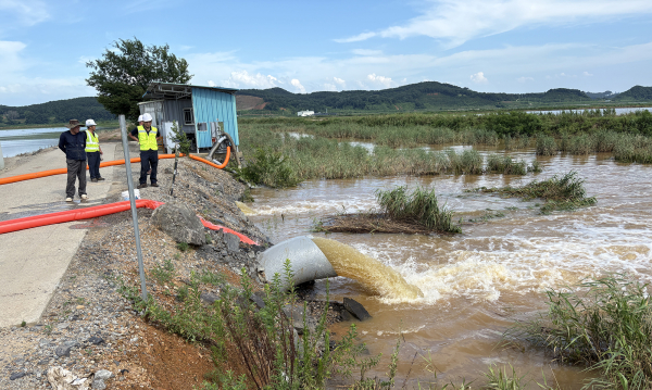 지난 21일 A·B 지구 농경지에서 퇴수 작업이 진행되고 있는 모습